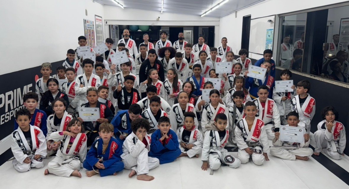 Turma de crianças da BJJ House de kimono, com seus certificados